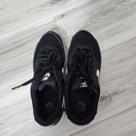 Black and White Air Max Sneakers Sz 8 - Picture 9 of 10